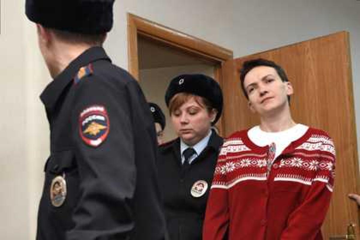 Надежда Савченко много читает и занялась рисованием