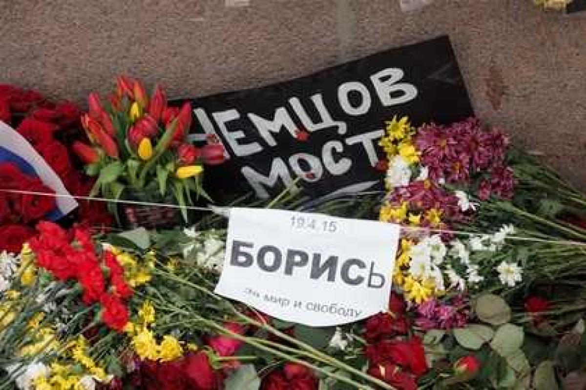 На месте убийства Немцова продолжают кипеть страсти