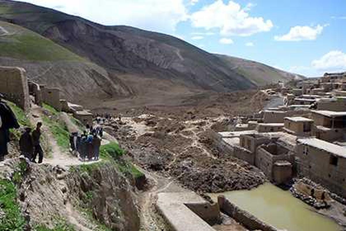 Недалеко от границы с Таджикистаном оползень накрыл жилые дома Недалеко от границы с Таджикистаном оползень накрыл жилые дома