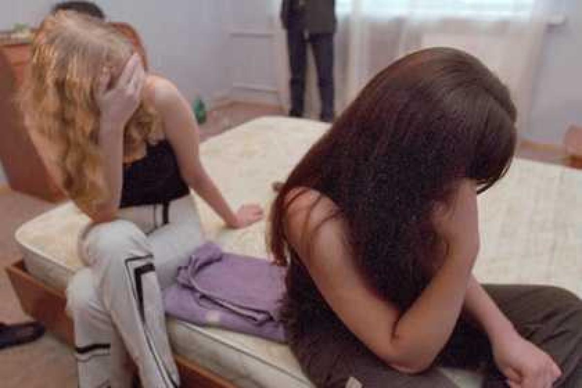 Опрос: 20% россиян считают, что нужно легализовать проституцию и хоть иногда, но подавать милостыню