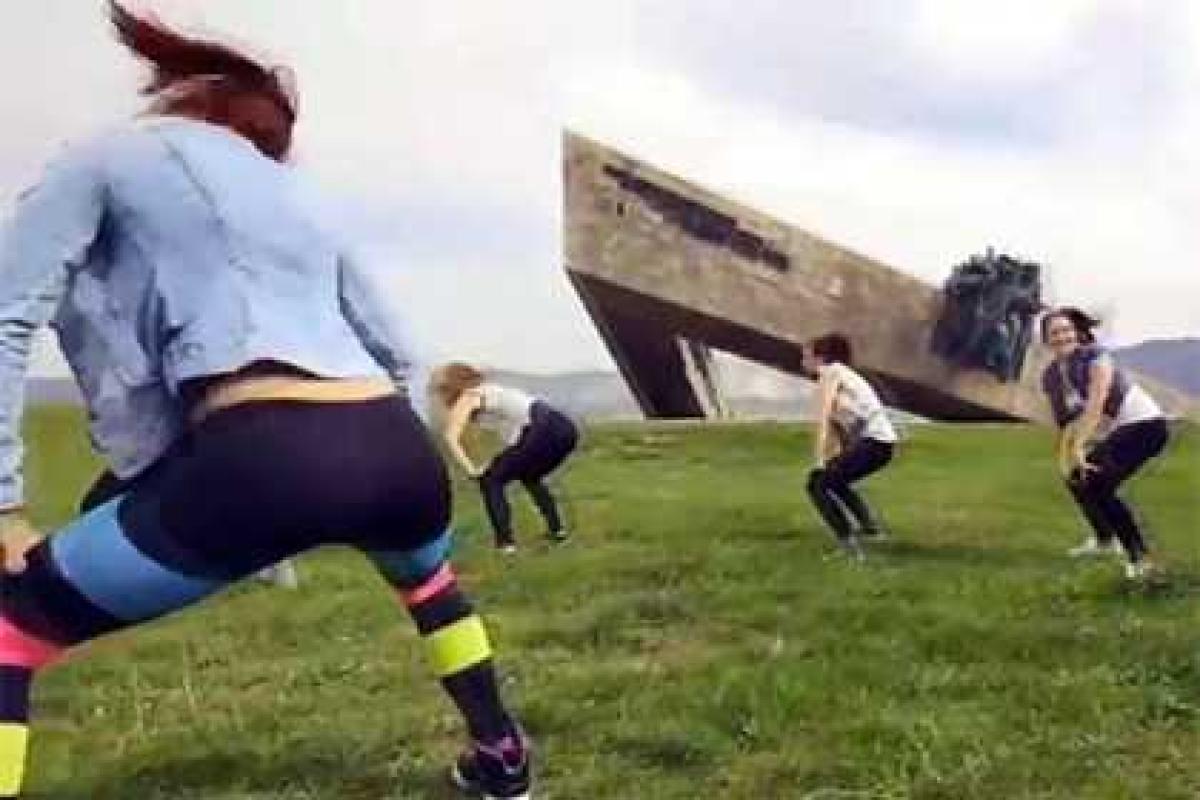 Общественность просит пожалеть глупых девушек из Новороссийска, выбравших неподходящее место для танца