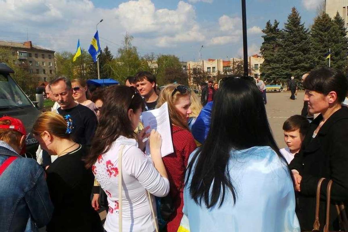 Жители Славянска хотят, чтобы в город вернулся добровольческий батальон "Сiч" Жители Славянска хотят, чтобы в город вернулся добровольческий батальон "Сiч"
