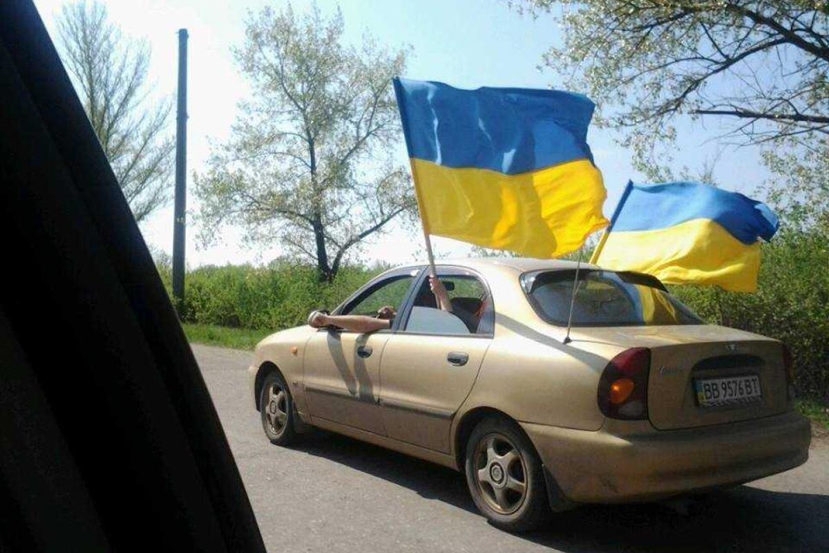 Жители Лисичанска провели первомайский патриотический флешмоб Жители Лисичанска провели первомайский патриотический флешмоб