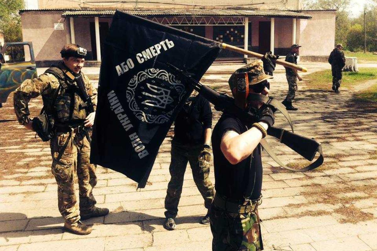 На Луганщине айдаровцы "свергли Ленина" На Луганщине айдаровцы "свергли Ленина"