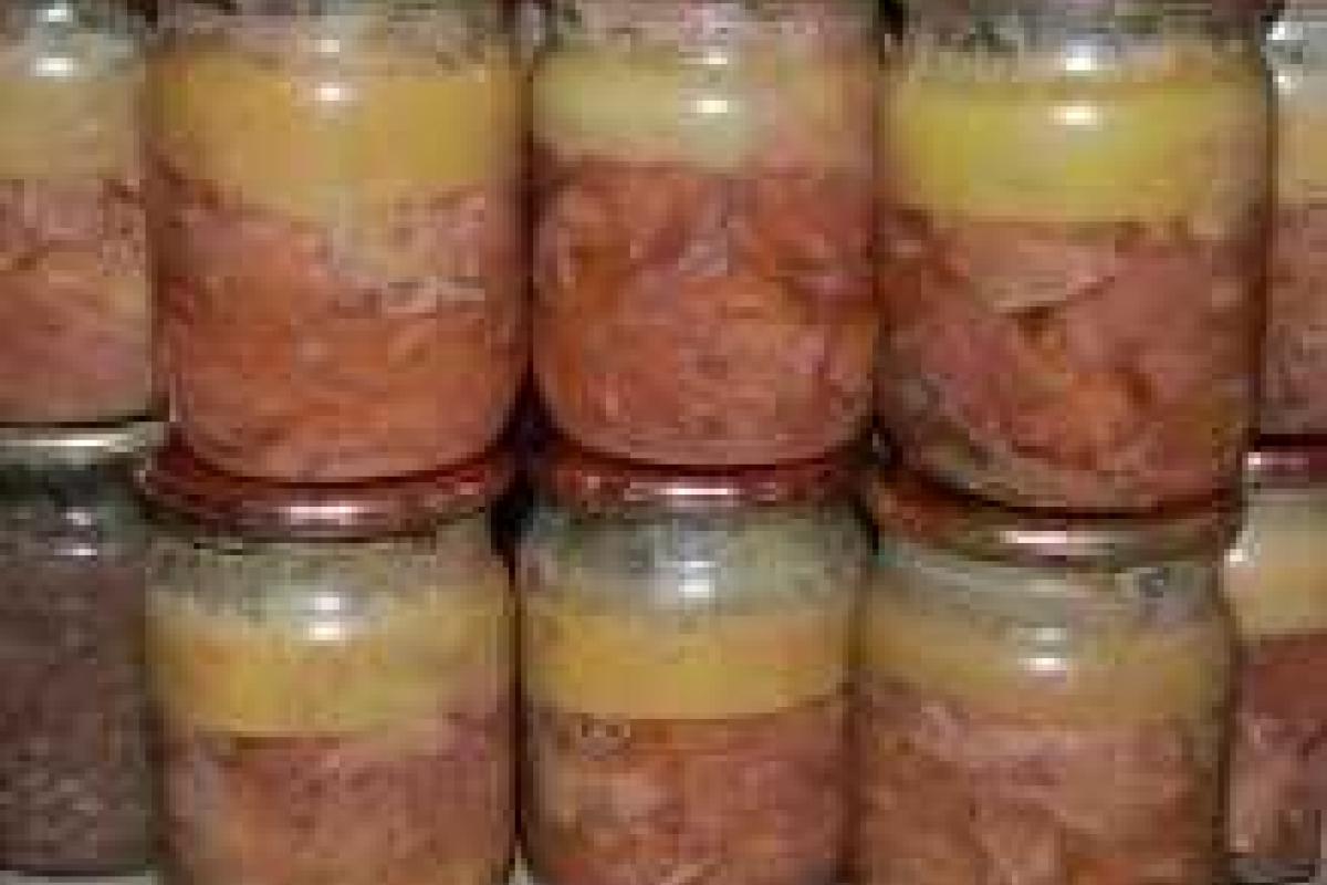 Две поварихи пытались стянуть продукты из воинской части в Мариуполе 