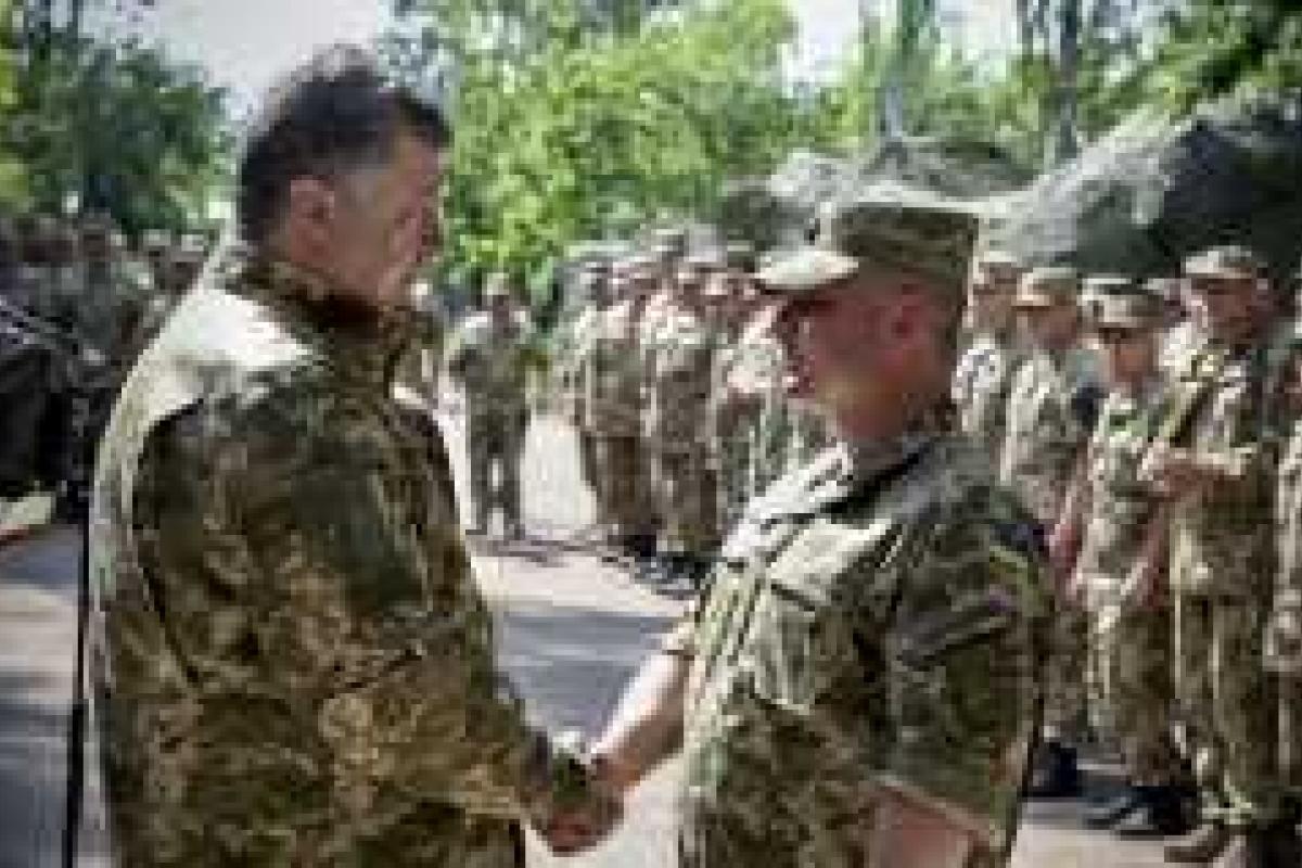Порошенко наградил бойцов ВСУ, пленивших российских спецназовцев Порошенко наградил бойцов ВСУ, пленивших российских спецназовцев