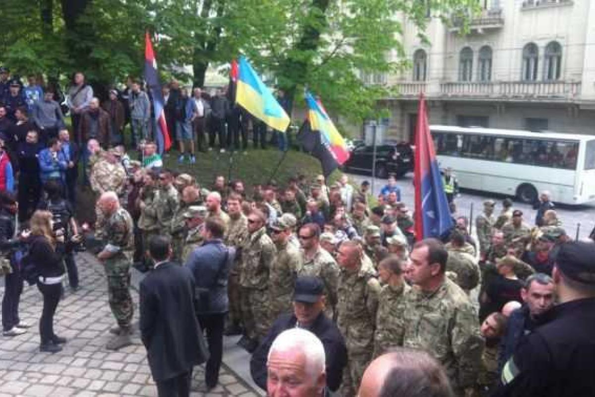 В центре Львова две организации столкнулись у памятника Вячеславу Чорновилу