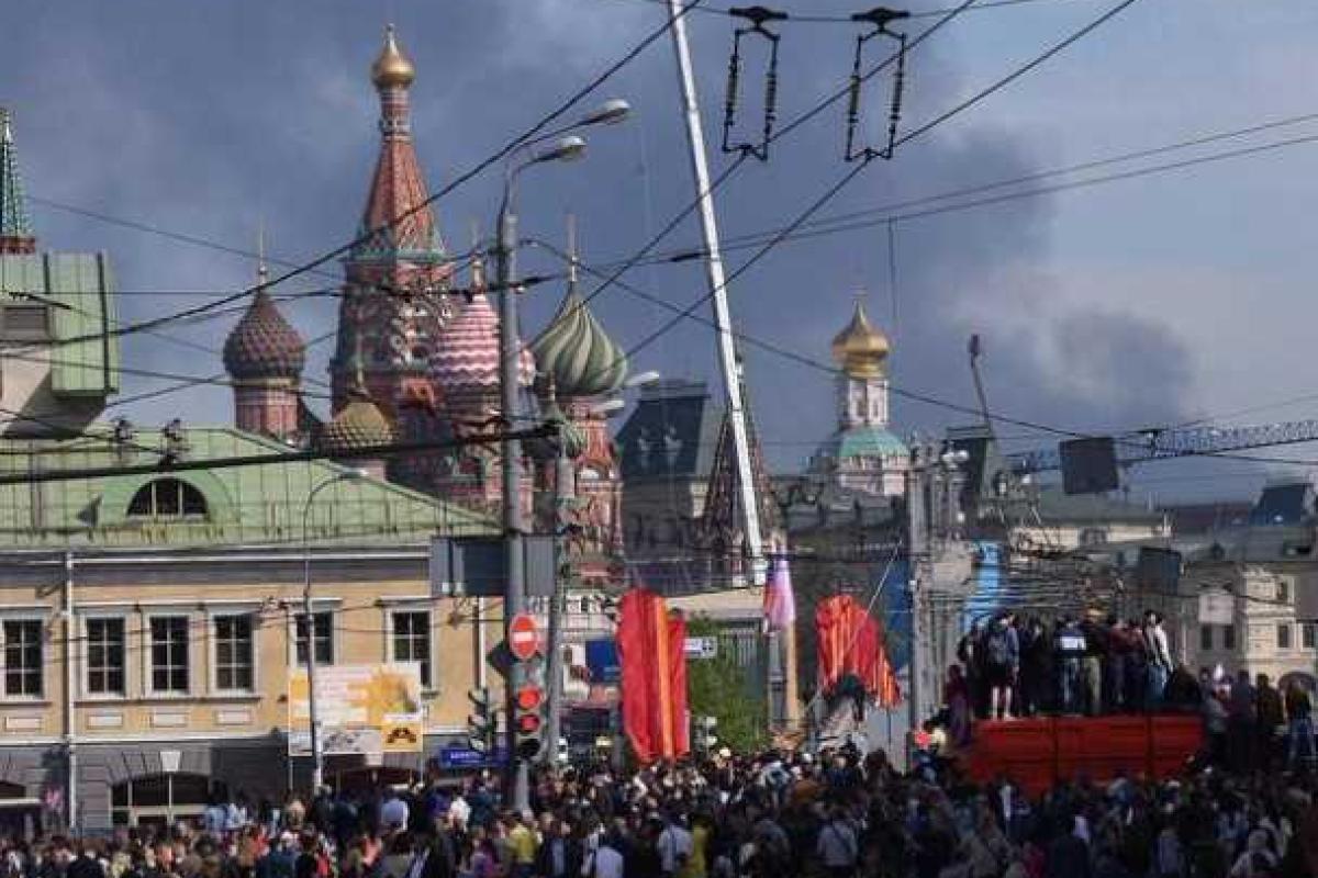 Участники московского парада наблюдают за огромным столбом дыма от сильного пожара Участники московского парада наблюдают за огромным столбом дыма от сильного пожара