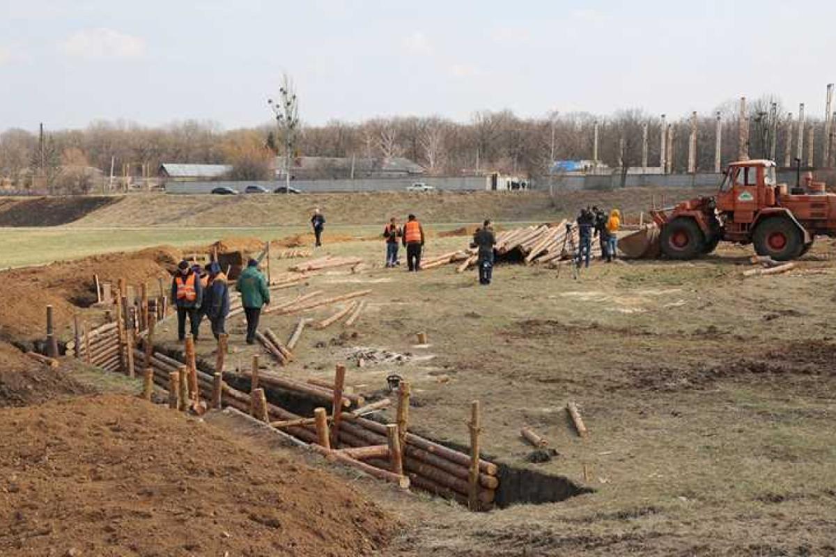В разных регионах Украины продолжается строительство оборонных рубежей В разных регионах Украины продолжается строительство оборонных рубежей