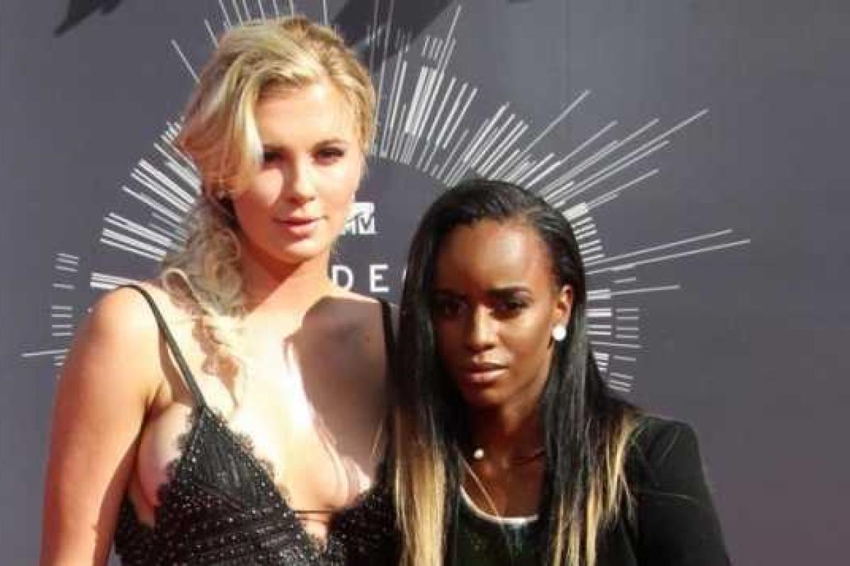 Дочь звезд Голливуда тяжело переживает разрыв с подругой