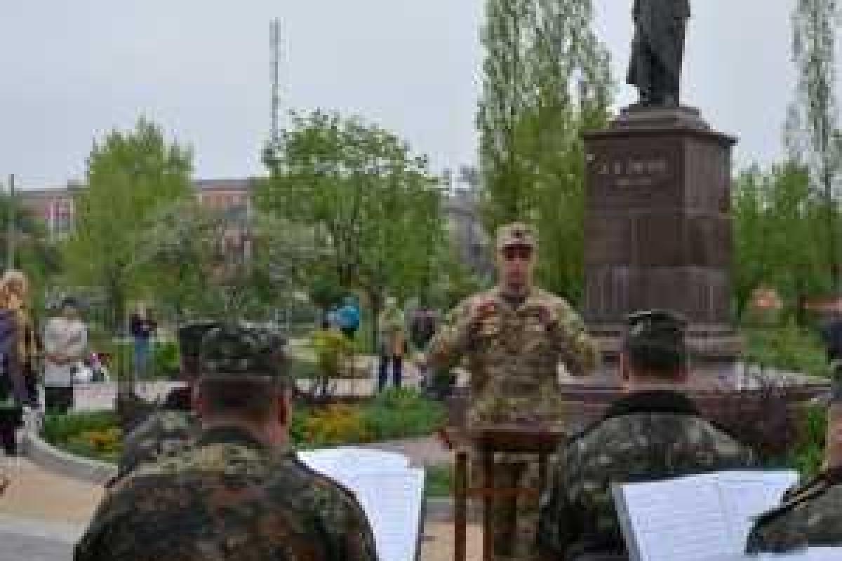 Военный оркестр подарил жителям Северодонецка красивую музыку и хорошее настроение Военный оркестр подарил жителям Северодонецка красивую музыку и хорошее настроение