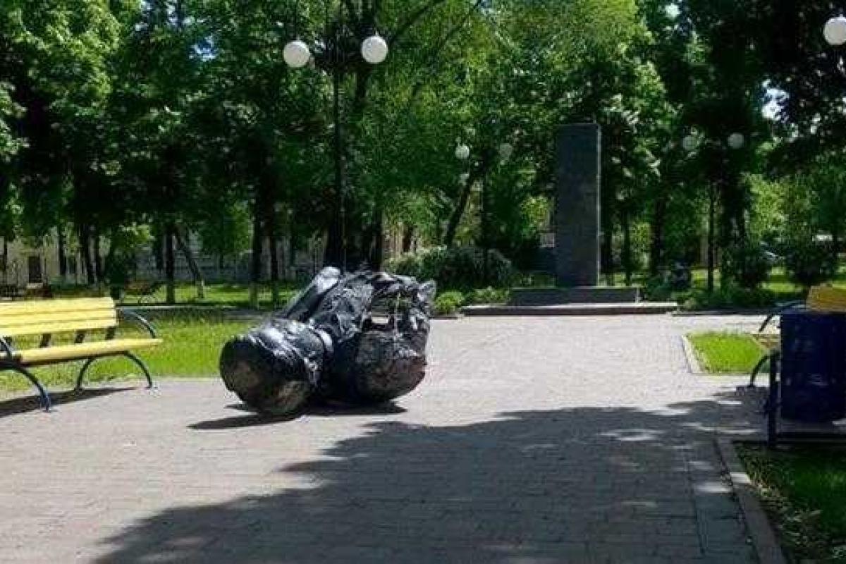 Сметен с постамента очередной деятель советской эпохи Сметен с постамента очередной деятель советской эпохи