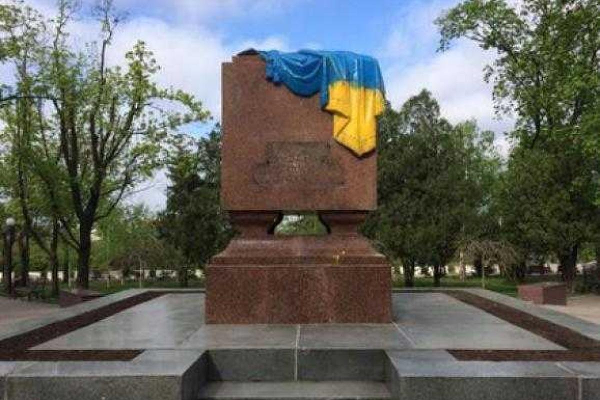 Харьковские хулиганы повредили монумент, посвященный павшим в ВОВ