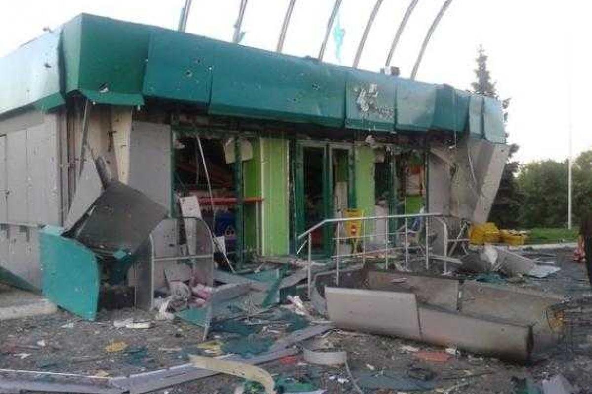Вслед за магазинами в "ЛНР" и "ДНР" захлопнулись все двери заправок, принадлежащих Ахметову Вслед за магазинами в "ЛНР" и "ДНР" захлопнулись все двери заправок, принадлежащих Ахметову