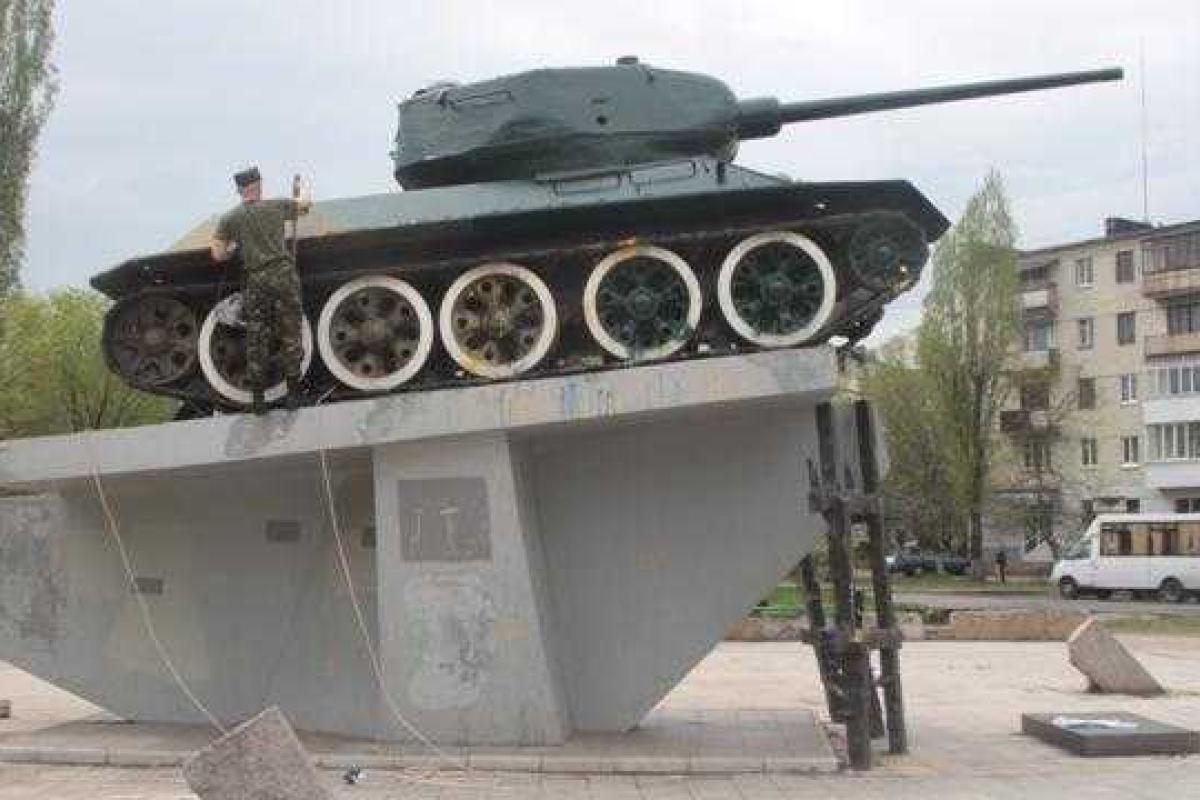 В Северодонецке военные помогли в обновлении памятника воинам-освободителям В Северодонецке военные помогли в обновлении памятника воинам-освободителям