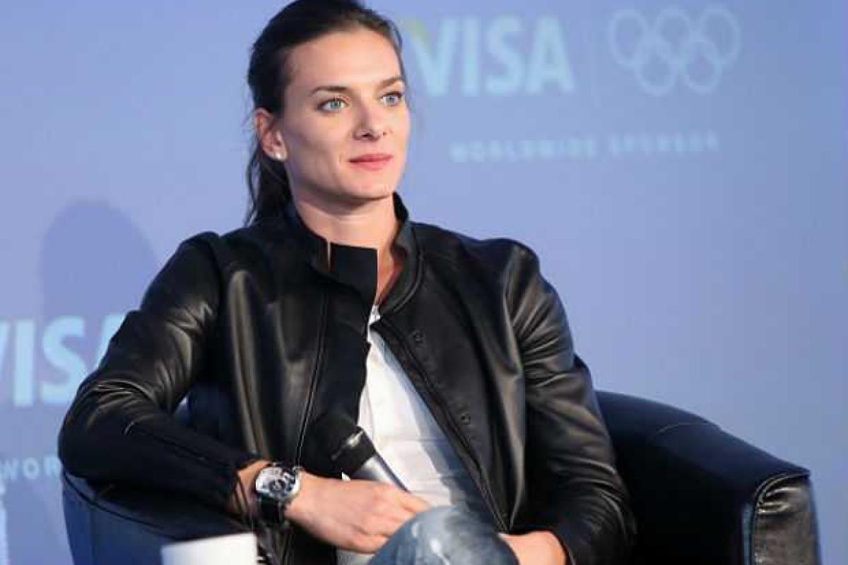 Российская прыгунья с шестом Елена Исинбаева подписала контракт на службу в ВС РФ Российская прыгунья с шестом Елена Исинбаева подписала контракт на службу в ВС РФ