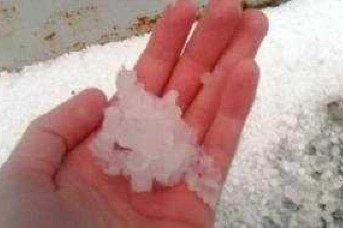 У природы нет плохой погоды: Краматорск залило дождем и засыпало градом