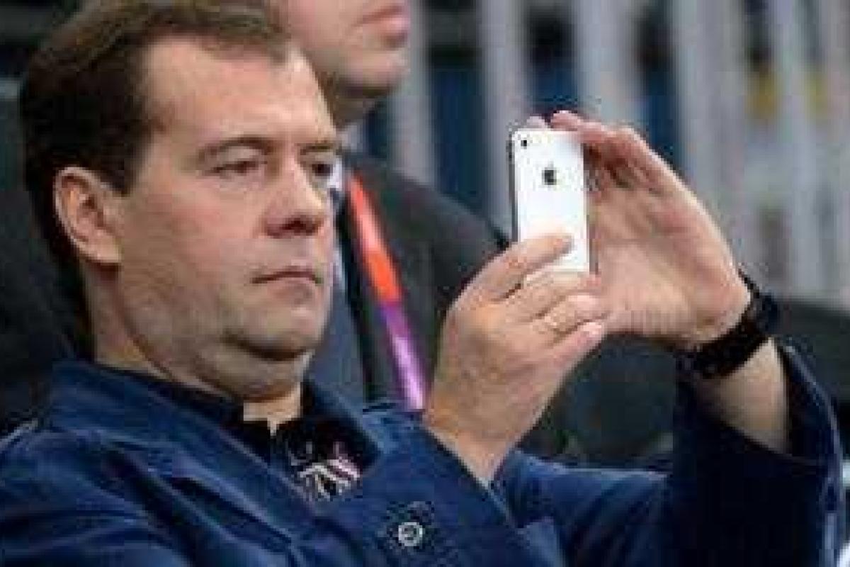 Медведев "переживает" за Украину