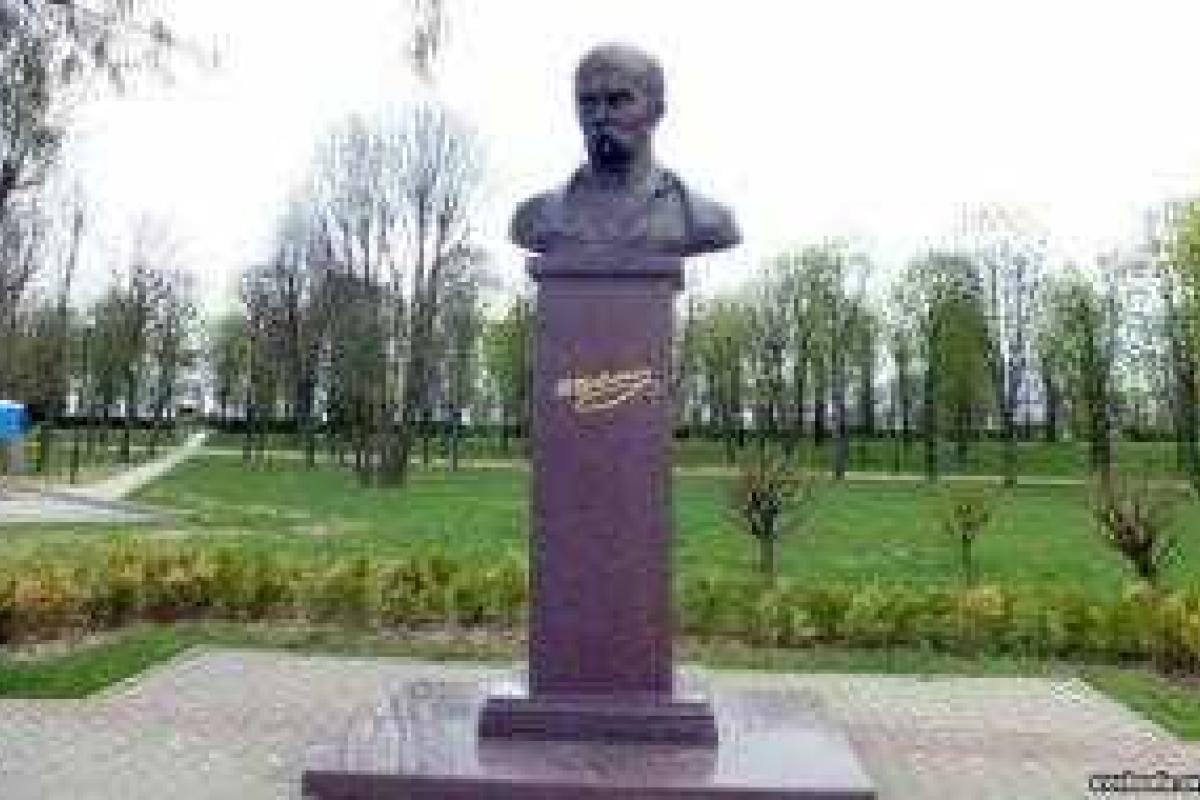 В Беларуси отреставрировали поврежденный вандалами памятник Кобзарю В Беларуси отреставрировали поврежденный вандалами памятник Кобзарю