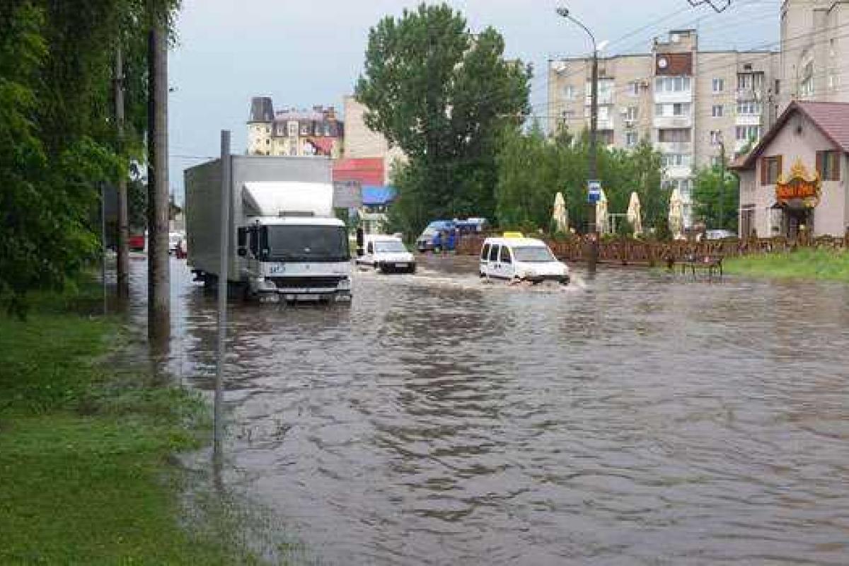 Мощный ливень парализовал движение транспорта в Луцке 
