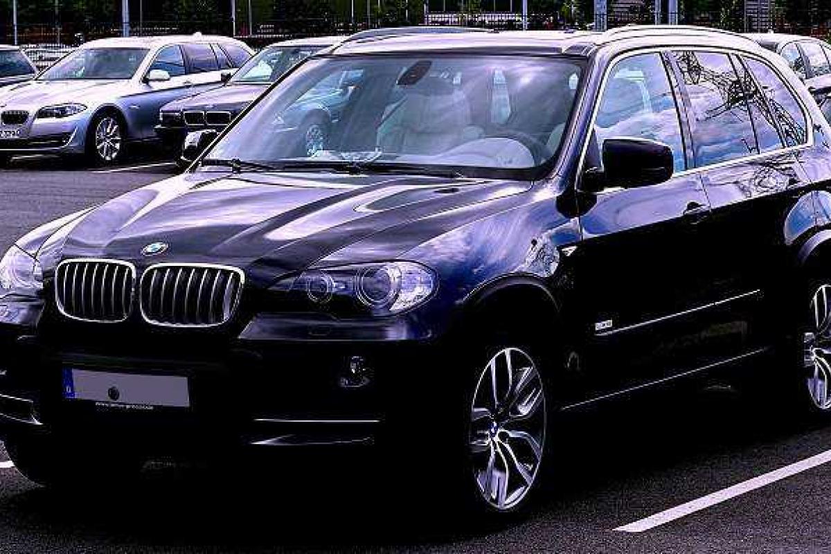 Круто попала: ревнивая девушка по ошибке "от души" раздолбала чужой BMW X5 