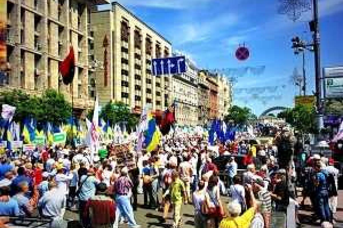 В Киеве люди стекаются на антиправительственный митинг В Киеве люди стекаются на антиправительственный митинг