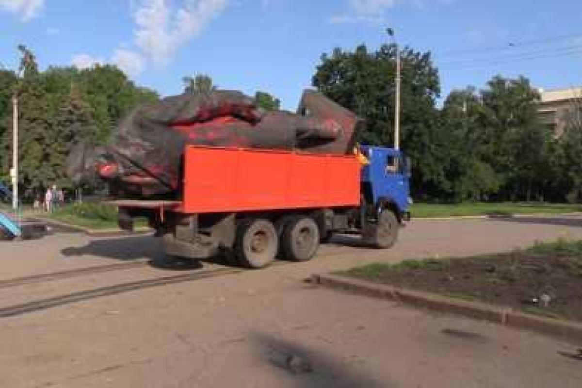 В Славянске культурно попрощались с монументом вождю пролетариата В Славянске культурно попрощались с монументом вождю пролетариата