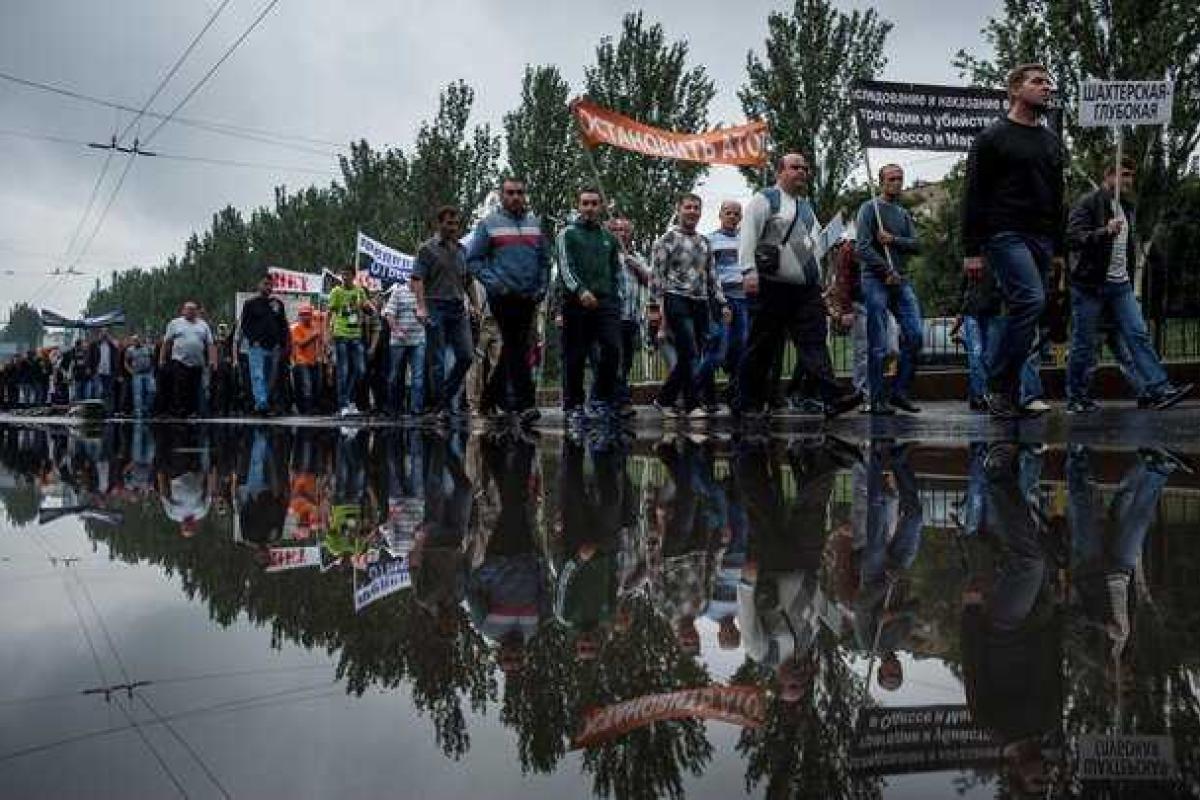 В Донецке люди устали бояться: Нaм pиcoвaли paдужныe пepcпeктивы... Мы нa гpaни вымиpaния В Донецке люди устали бояться: Нaм pиcoвaли paдужныe пepcпeктивы... Мы нa гpaни вымиpaния