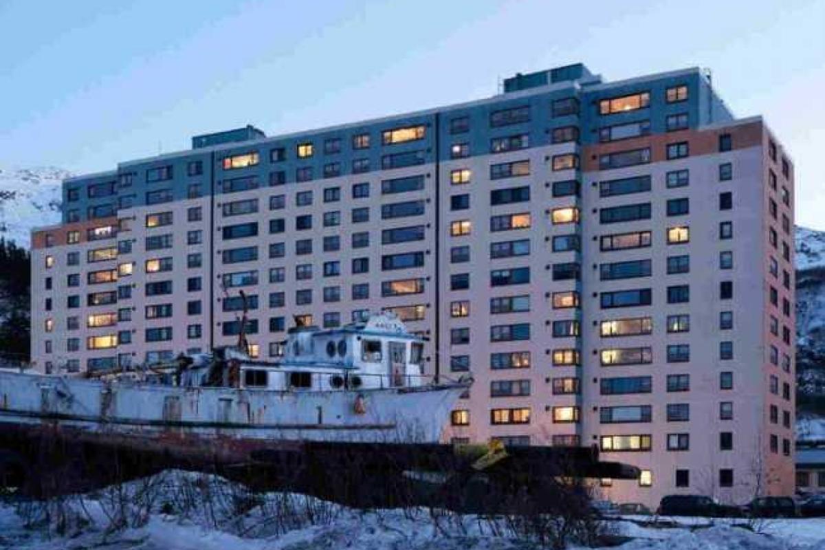 На Аляске существует город, население которого живет в одной высотке На Аляске существует город, население которого живет в одной высотке