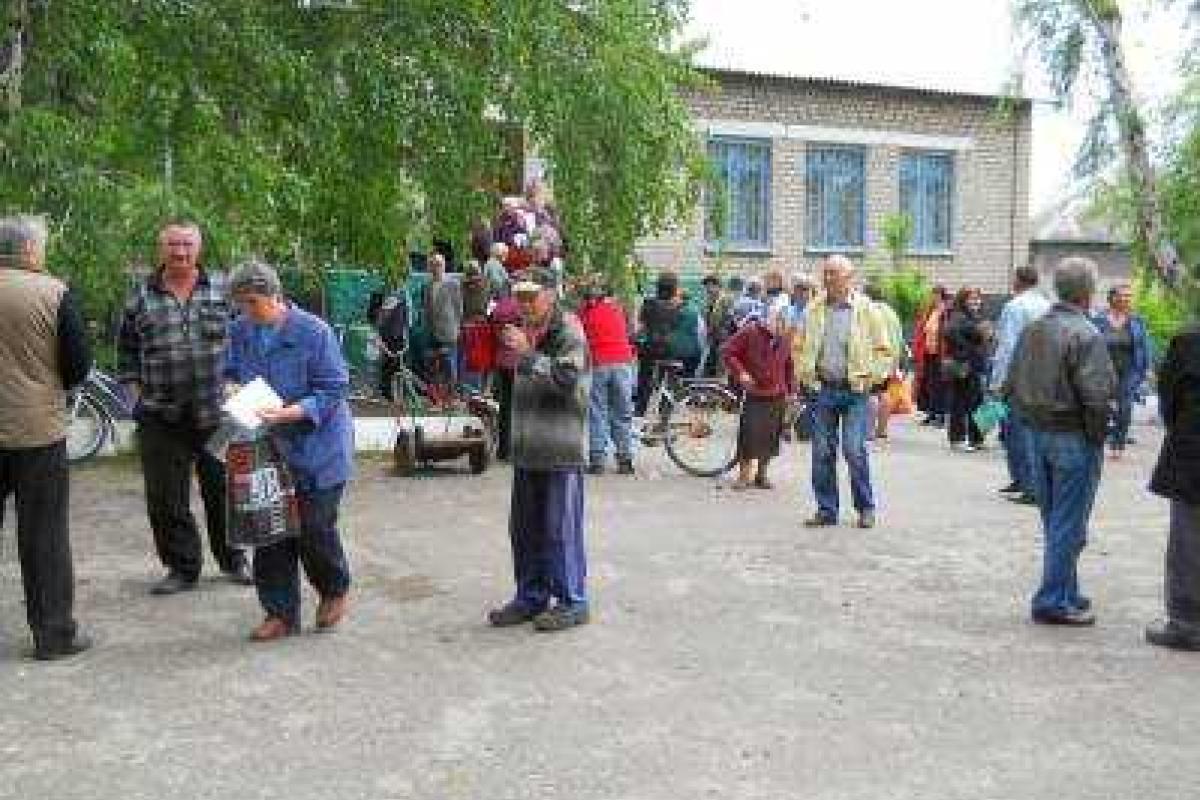 Гуманитарку в Станице Луганской раздают и "правым", и "виноватым"