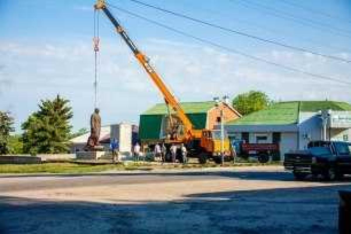 Луганщина продолжает прощаться с памятниками Ильичу