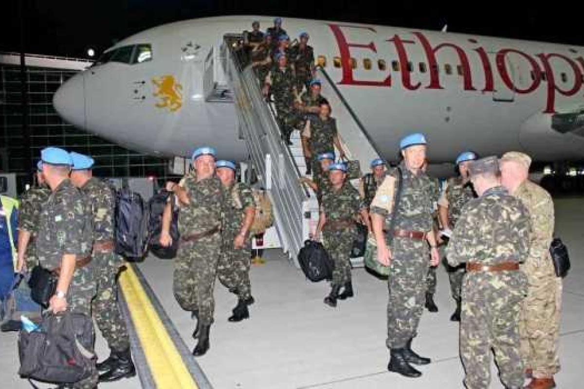 В международный аэропорт Львова прибыли военные-миротворцы, вернувшиеся из Либерии