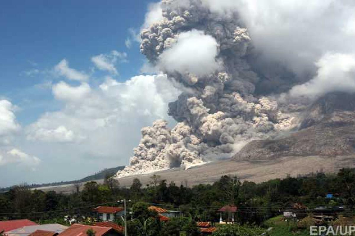 Уровень активности вулкана Синабунг возростает, люди эвакуируются из опасного района Уровень активности вулкана Синабунг возростает, люди эвакуируются из опасного района