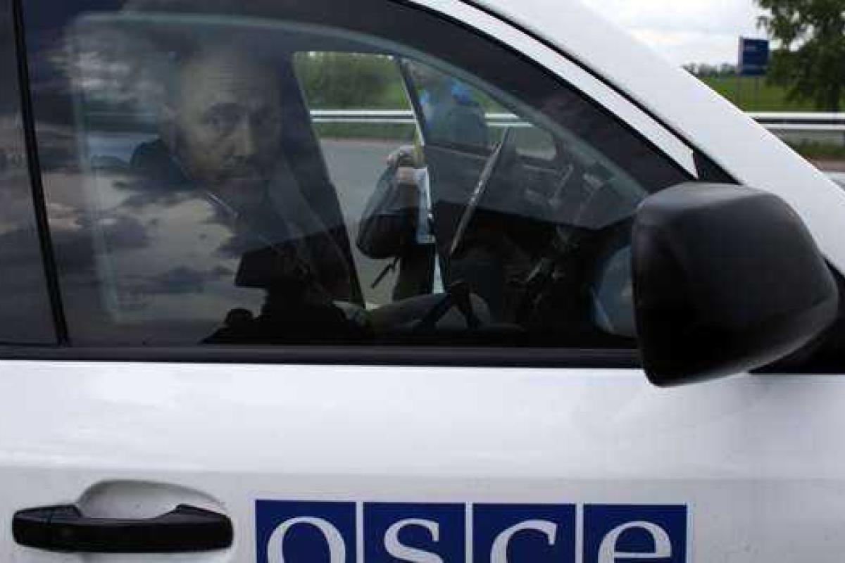 Представители ОБСЕ и "ДНР" обследовали район Донецка, попавший под обстрел