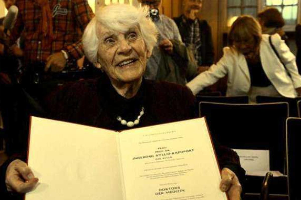 В Германии с успехом прошла защита кандидатской степени 102-летней женщиной-врачом В Германии с успехом прошла защита кандидатской степени 102-летней женщиной-врачом