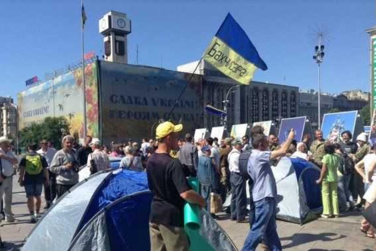 На Майдане вновь "выросли" палатки, народ требует  "на разговор" Порошенко На Майдане вновь "выросли" палатки, народ требует  "на разговор" Порошенко