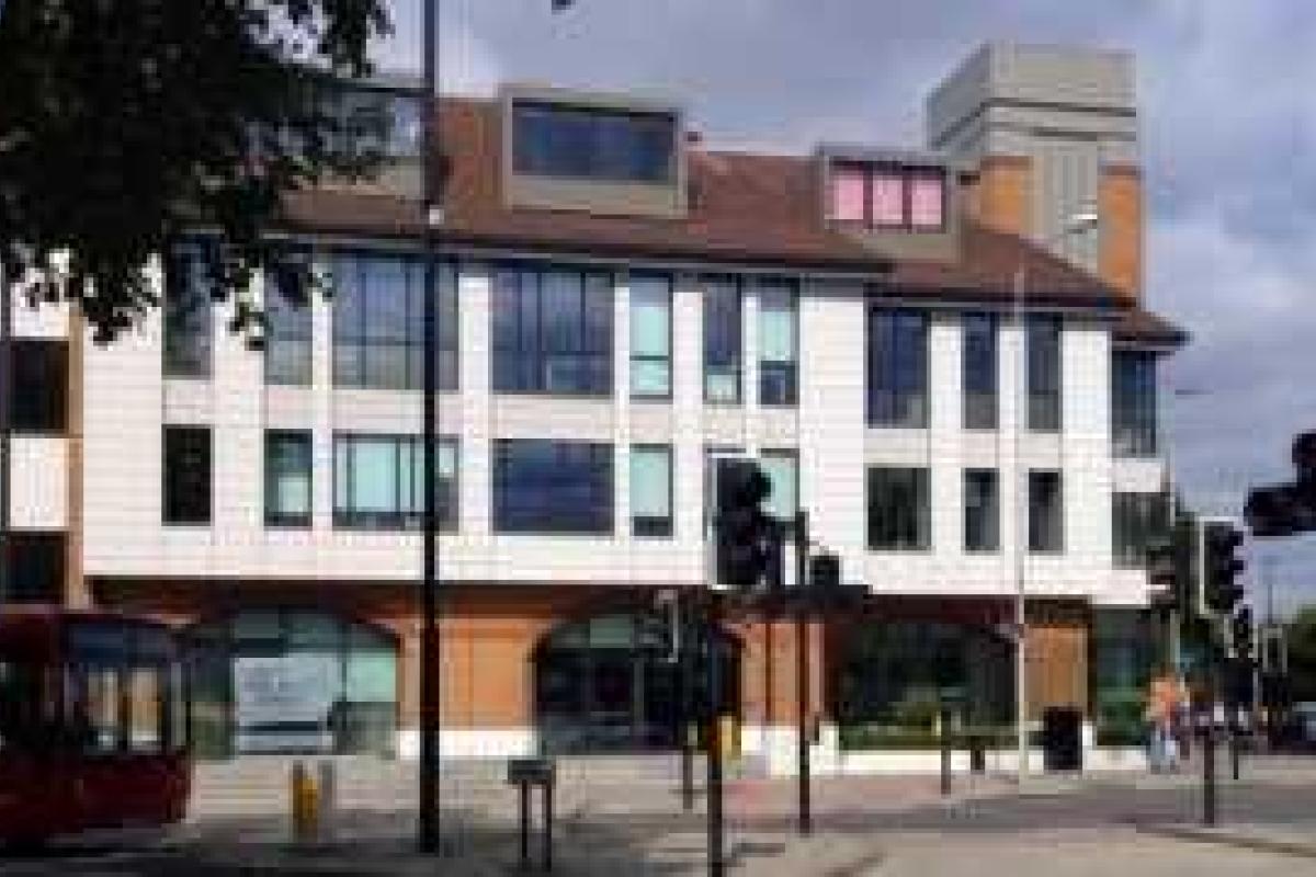 Трагические курьезы: в Лондоне во время полета из самолета выпали два мужчины Трагические курьезы: в Лондоне во время полета из самолета выпали два мужчины