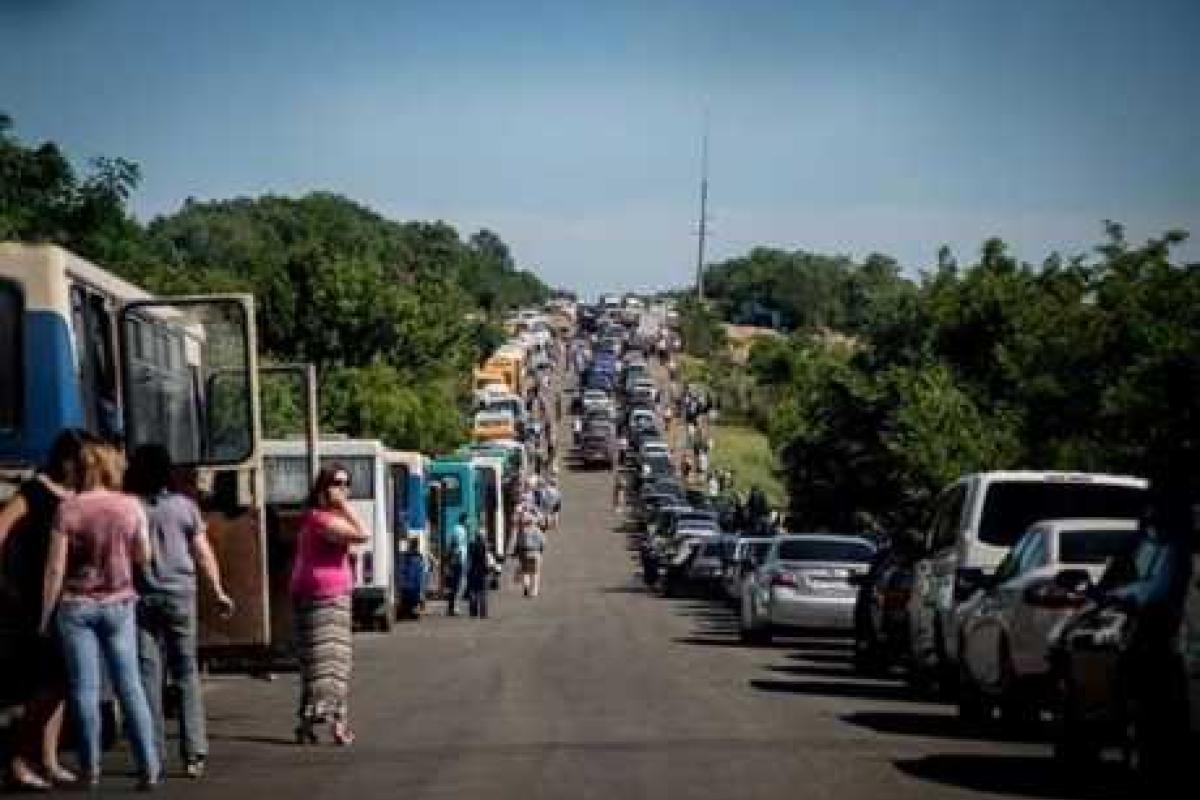 Первый день действия новых правил пересечения линии разграничения шокировал привыкших к войне людей Первый день действия новых правил пересечения линии разграничения шокировал привыкших к войне людей