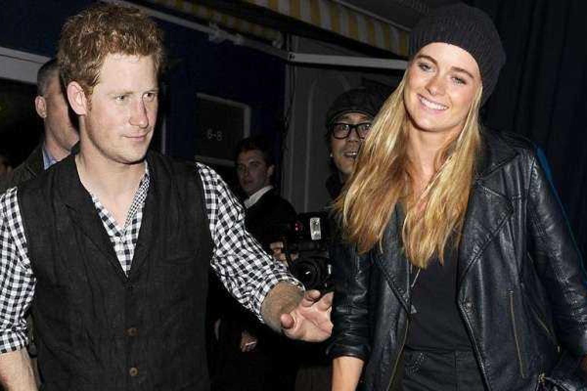 СМИ: Принц Гарри тайно обручился с давней подругой, королева Елизавета II благословение на брак дала