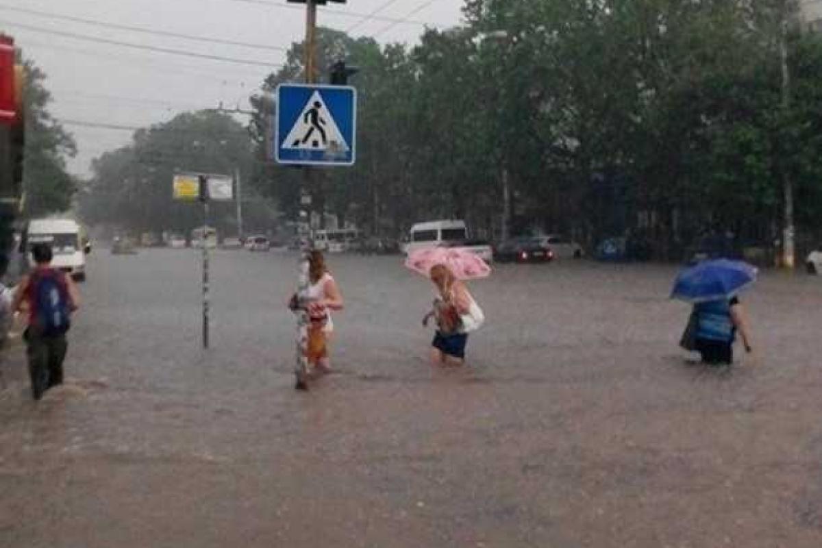 Как жители и гости Симферополя "плавали" по дорогам после сильного дождя Как жители и гости Симферополя "плавали" по дорогам после сильного дождя