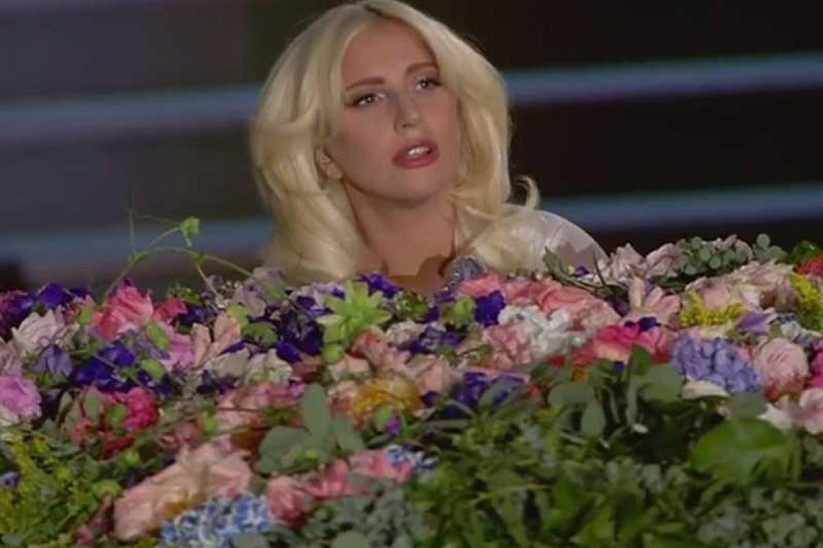 Эпатажная Леди Гага удивила и покорила публику новым романтическим образом