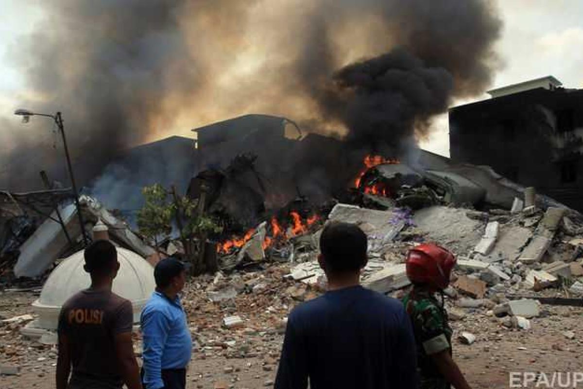 Прямо на головы мирных жителей упал военный самолет в Индонезии, много погибших Прямо на головы мирных жителей упал военный самолет в Индонезии, много погибших