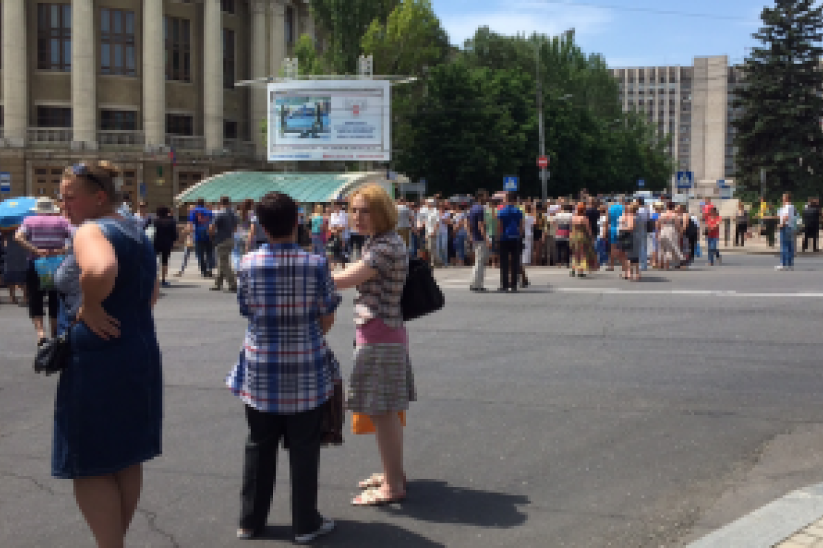 ​Митинг в Донецке: боевики пока снисходительны к митингующим, но активистов берут на заметку