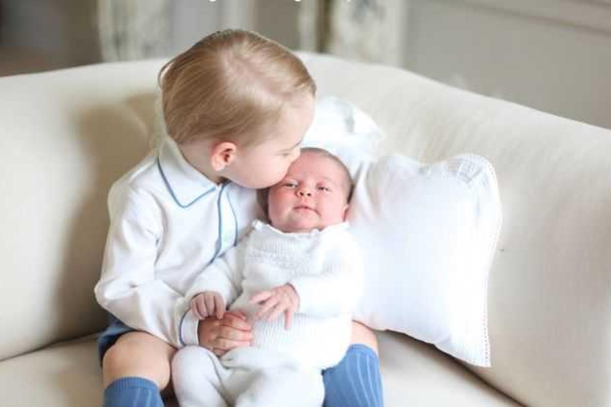 Первые официальные фото пятой правнучки королевы Елизаветы II