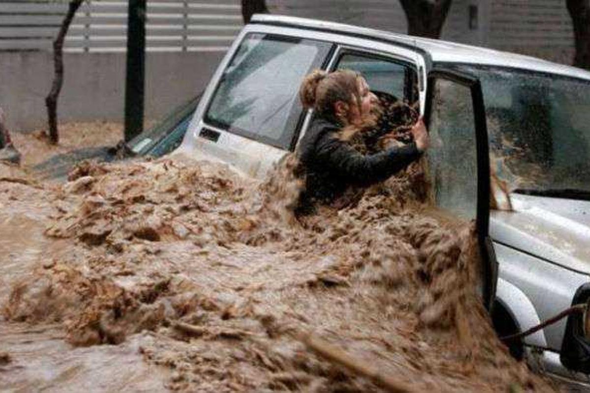 Шокирующая фотоподборка: трагические последствия наводнения в Тбилиси