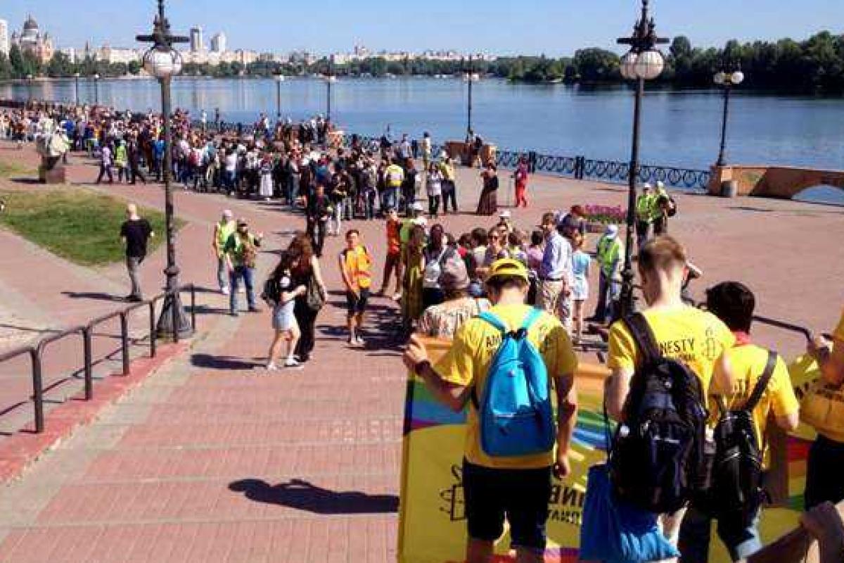 В Киеве на "Марше равенства" пролилась первая кровь, ранен работник МВД В Киеве на "Марше равенства" пролилась первая кровь, ранен работник МВД