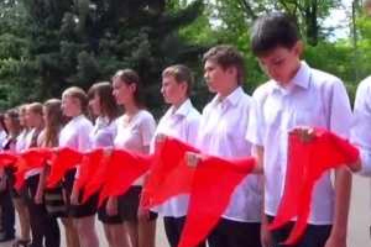 В "ДНР" принимают в пионеры, в "ЛНР" возродят комсомол, а Жириновский обещает "оккупировать" Артек В "ДНР" принимают в пионеры, в "ЛНР" возродят комсомол, а Жириновский обещает "оккупировать" Артек