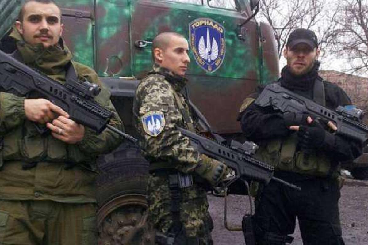 Патовая ситуация: возле базы "Торнадо" эвакуируют людей и размещают снайперов - готовят штурм? Патовая ситуация: возле базы "Торнадо" эвакуируют людей и размещают снайперов - готовят штурм?