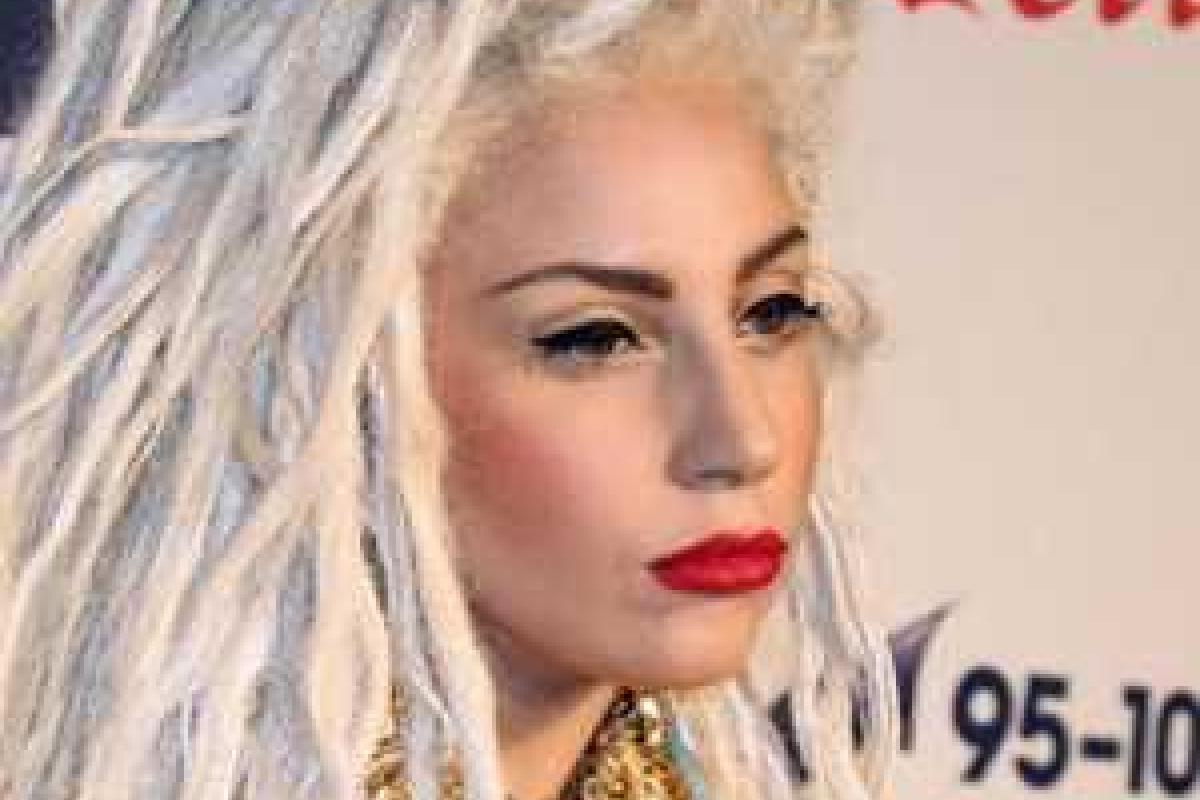 Леди Гага продолжает эпатировать публику: певица "светила" голой грудью на улицах Нью-Йорка Леди Гага продолжает эпатировать публику: певица "светила" голой грудью на улицах Нью-Йорка