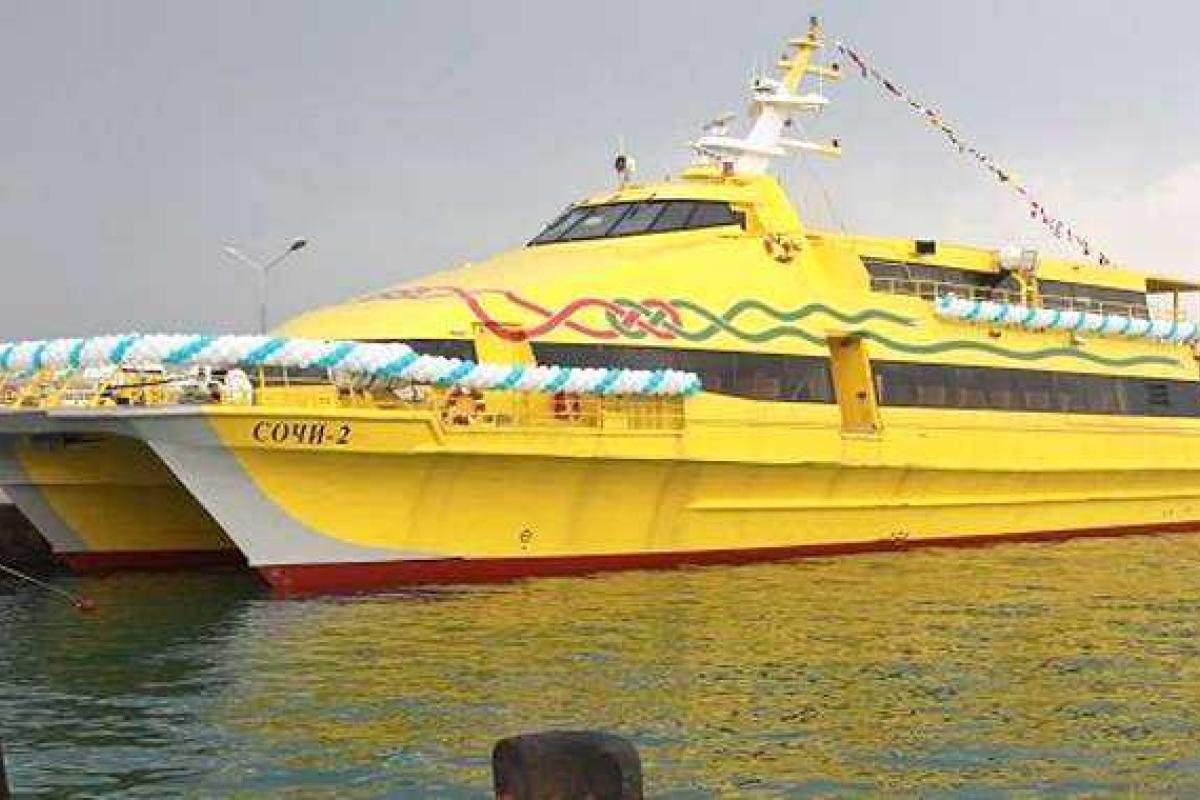 Позорный конфуз: российский красавец-катамаран "Сочи-2" совершил первый рейс с тремя пассажирами на борту